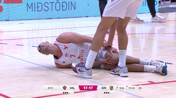 Frank Aron lá sárþjáður eftir á vellinum