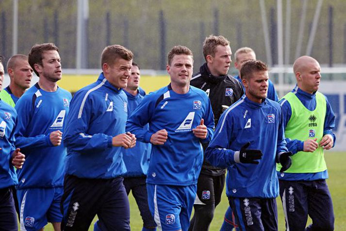 Landsliðið í knattspyrnu mun spila með sorgarbönd í landsleiknum gegn Slóveníu á föstudag.