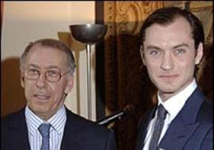 Jude Law við verðlaunaafhendinguna ásamt franska sendiherranum í London, Gerard Errera.