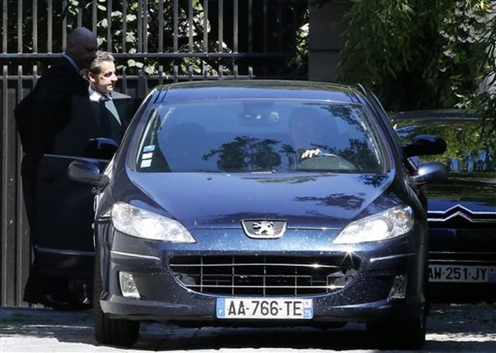 Sarkozy yfirgefur heimili sitt í París í gær.