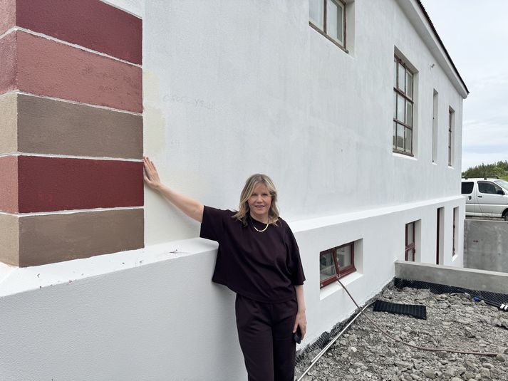 Helga Kristjánsdóttir við Kaupangur. Húsið var hannað af Guðjóni Samúelssyni.