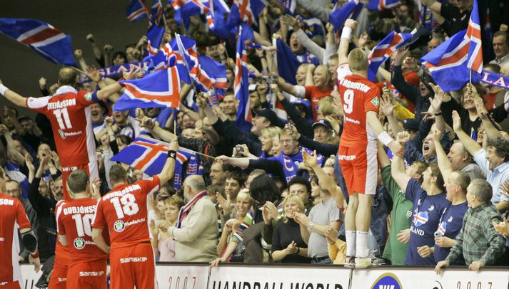 Strákarnir fagna hér sigrinum á Frökkum á HM 2007.