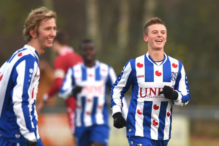 Albert Guðmundsson fagnar hér einu marka sinna.