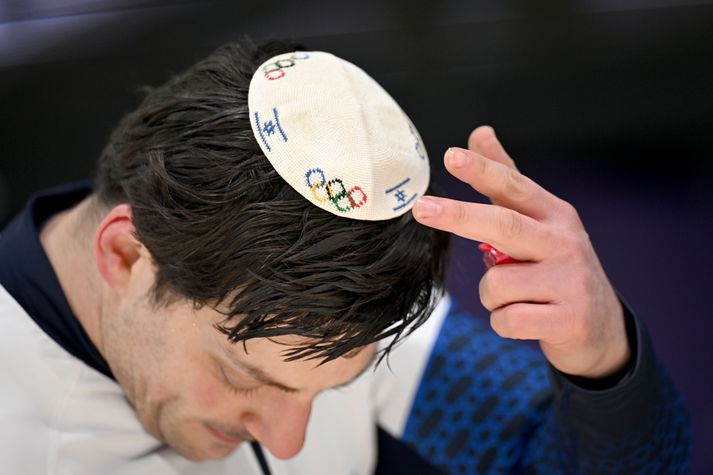 Ísraelski bobsleðakappinn Adam Edelman setti á sig kippah í markinu.