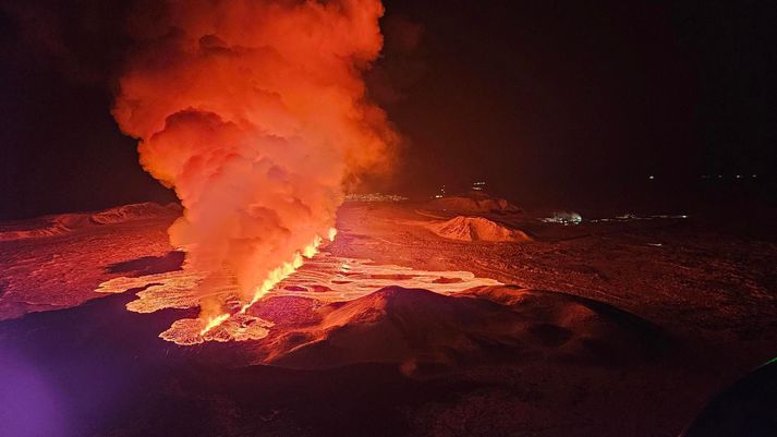 Þessi mynd var tekin í eftirlisflugi Landhelgisgæslunnar. Stóra-Skógfell er í forgrunni og ljósin í orkuverinu í Svartsengi hægra megin.