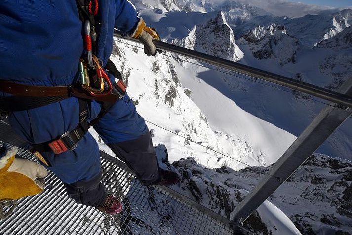 Nýja hengibrúin á Titlis-fjalli er 100 metra löng og í þriggja km hæð yfir sjávarmáli.