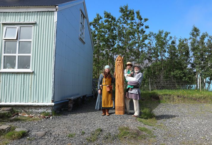 Marsibil og Elfar Logi með Gísla á milli sín og Elfar Logi með afa­stelpuna Sögu Nótt Friðriksdóttur á handleggnum.