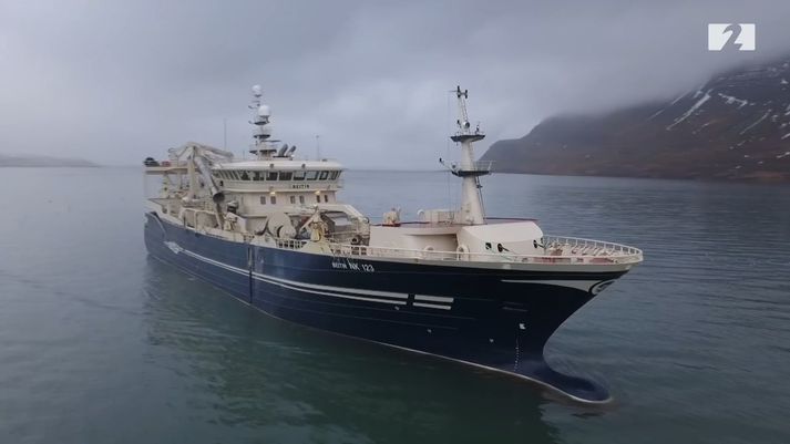 Skip Síldarvinnslunnar, Beitir NK 123, siglir inn til Norðfjarðar að lokinni loðnuvertíð.