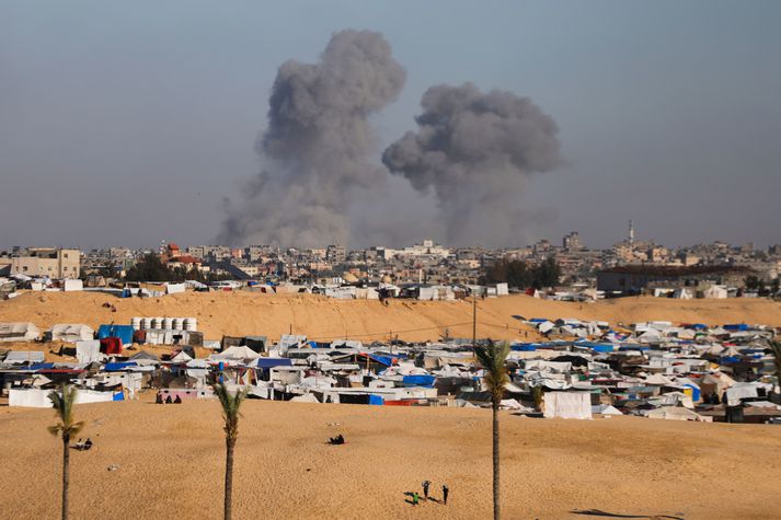 Mikinn reyk lá yfir Rafah þegar Ísraelsher fór að gera árásir á borgina í dag. 