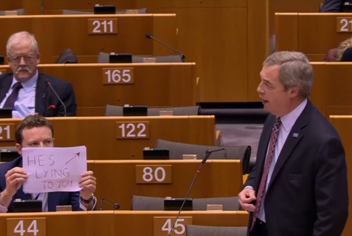 Seb Dance segir Nigel Farage vera lygara.