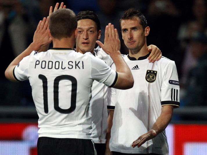 Miroslav Klose fagnar hér marki með þýska landsliðinu.
