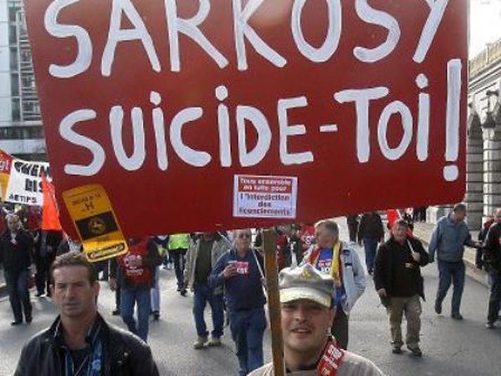 Dreptu þig sarkozy Áletrun á spjaldi í mótmælum í París 22. október vegna ótryggs atvinnuástands í Frakklandi.