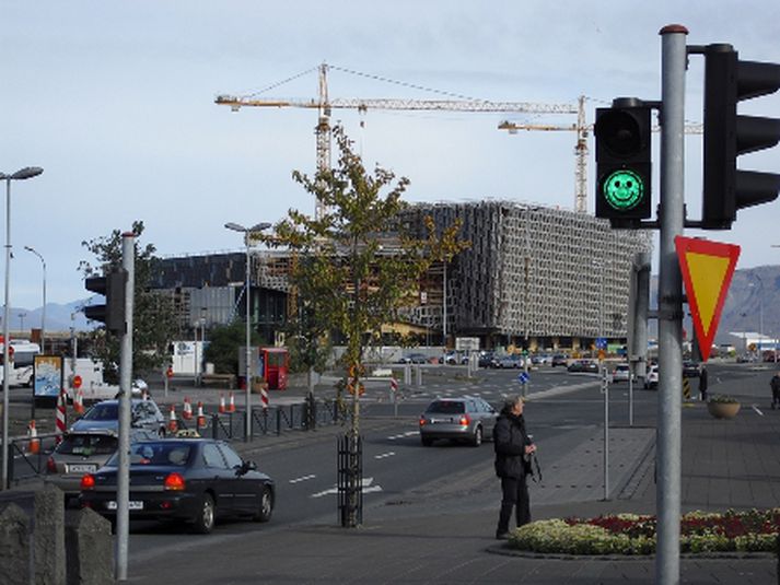 Vegfarendur gleðjast án efa yfir nýju lósunum á Lækjargötu.