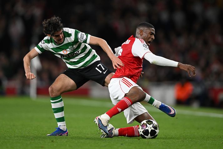 Arsenal-maðurinn Cristhian Mosquera í baráttu við Trincao hjá Sporting í kvöld.