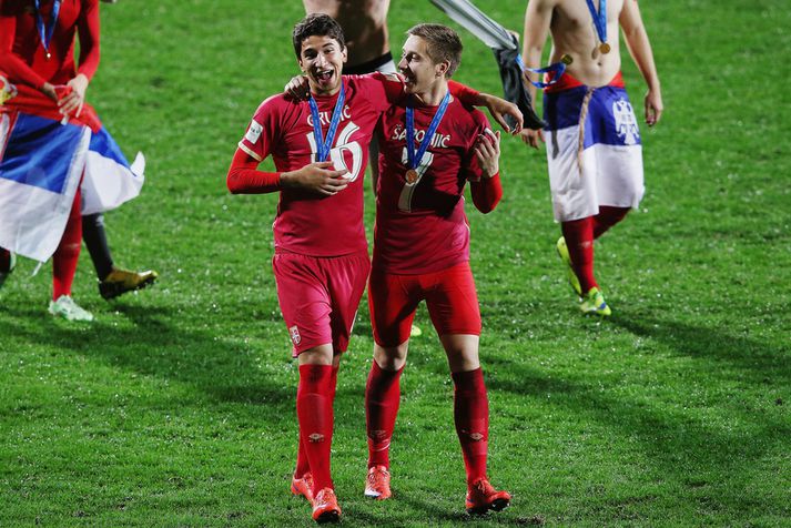 Marko Grujic, til vinstri, fagnar hér heimsmeistaratitli 20 ára landsliðs sem hann vann með Serbíu síðasta sumar.