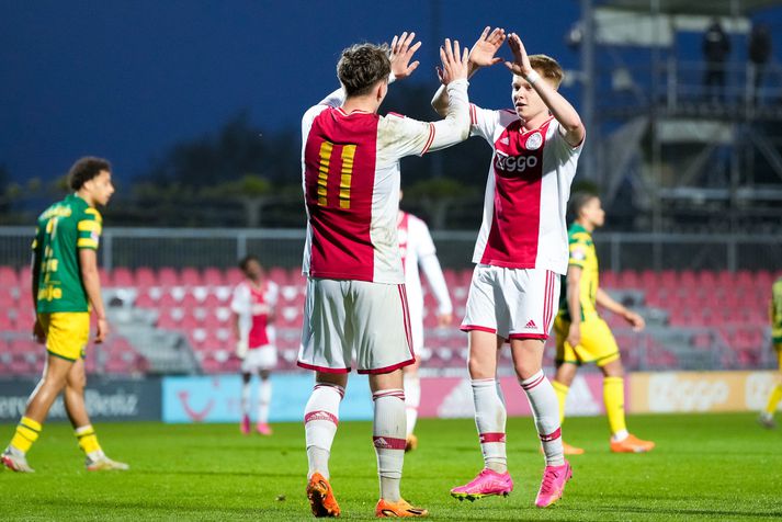 Kristian Nökkvi Hlynsson fagnar marki með Jong Ajax en með honum er Mika Godts.