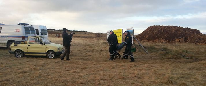 Lögreglan bar fólk út af svæðinu.