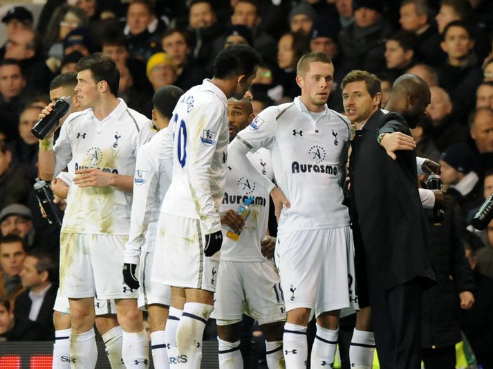 Gylfi ræðir við Andre-Villas Boas.