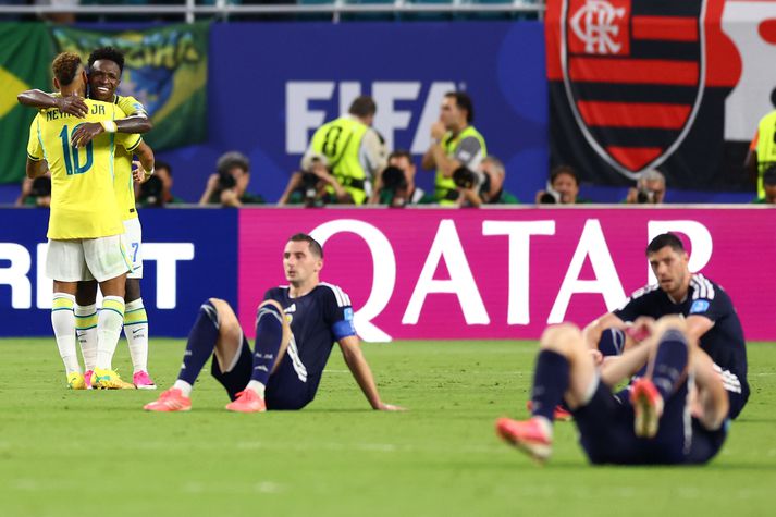  Neymar Jr. og Vinicius Junior fagna sigri Brasilíumanna en Skotar sitja niðurbrotnir á vellinum.