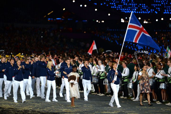 Ásdís Hjálmsdóttir gengur fyrir íslenska hópnum á ÓL í London 2012.