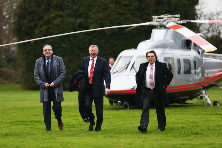 Sir Alex Ferguson fyrir framan þyrluna.