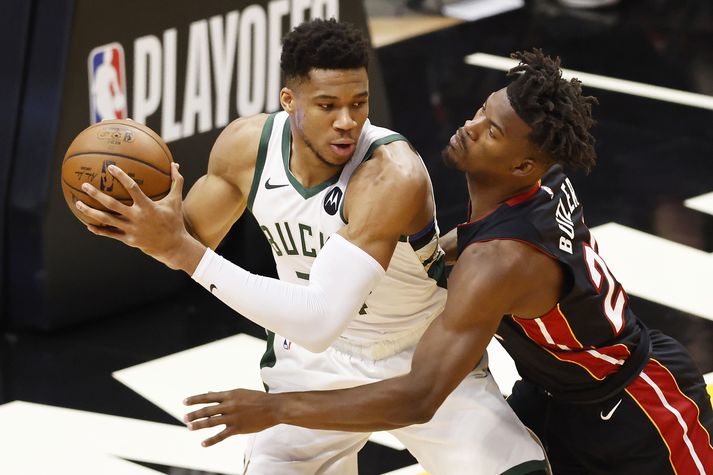 Giannis fór illa með Jimmy Butler og félaga í nótt. 