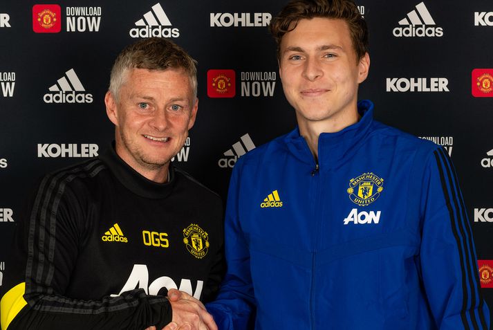 Ole Gunnar Solskjær og Victor Lindelöf handsala samninginn.