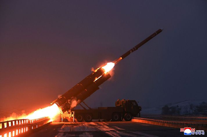 Að minnsta kosti tveimur stýriflaugum sem eiga að geta borið kjarnorkuvopn var skotið á loft í Norður-Kóreu í gær.