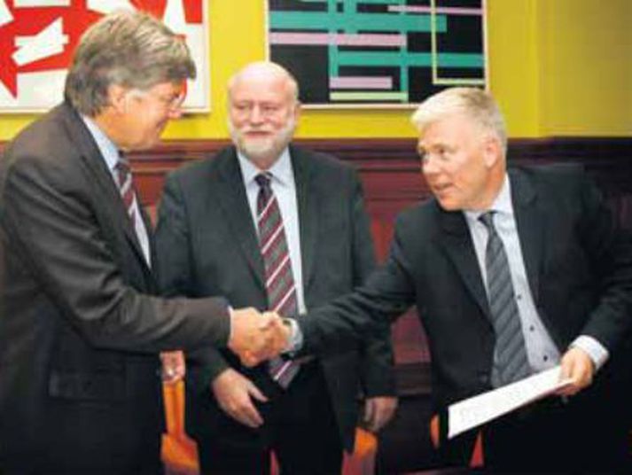 Finnbogi Jónsson, framkvæmdastjóri Framtakssjóðs Íslands (til vinstri),
og Steinþór Pálsson, bankastjóri Landsbankans, handsöluðu nýverið kaup Framtakssjóðsins á Vestia. Ágúst Einarsson, formaður sjóðsins, sést fyrir miðju. Mynd/GVA