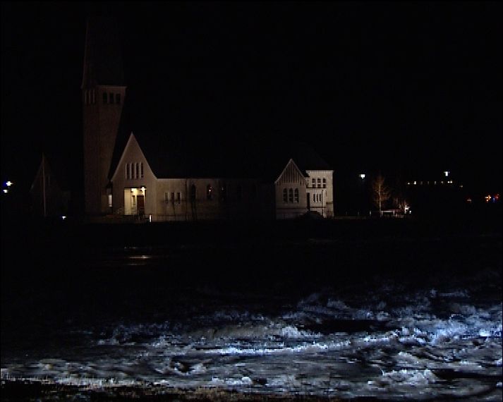 Margir hafa lagt leið sína að Ölfusá til að sjá ofsaganginn í ánni.