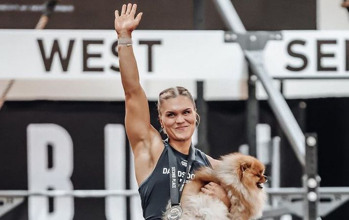 Katrín Tanja Davíðsdóttir með Theo á verðlaunapallinum.