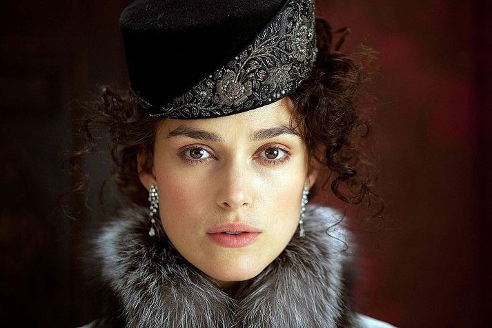 Anna Karenina fjallar um forboðna ást, útskúfun og hjartasorg. Leikkonan Keira Knightley fer með hlutverk Önnu Kareninu.