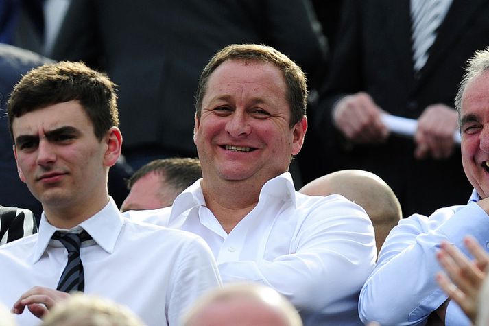 Mike Ashley fyrir miðju.