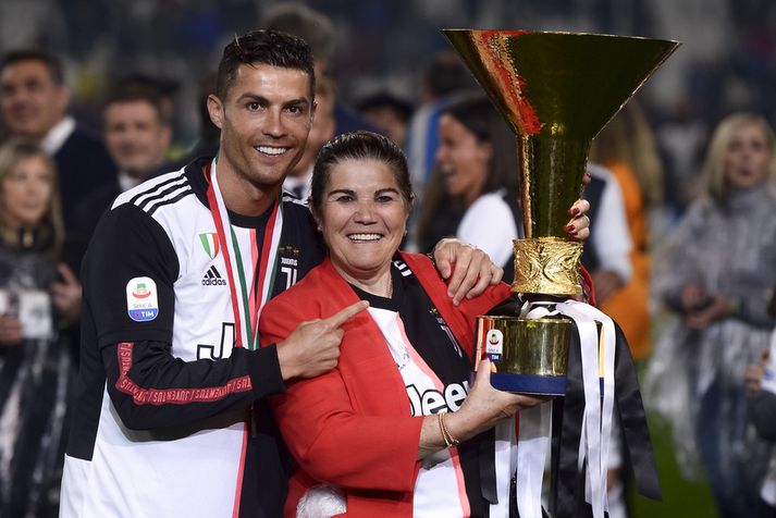 Cristiano Ronaldo og móðir hans Dolores Aveiro eftir að hann vann ítalska bikarinn með Juventus.