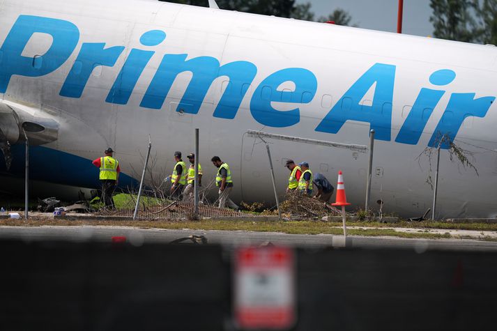 Flugvél Amazon rann hundruð metra fram yfir flugbrautarendann í Miami og á tvær bifreiðar. FImm manns létust og jafnmargir eru slasaðir.