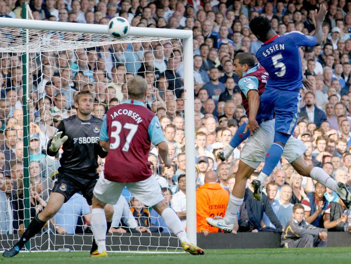 Michael Essien skorar seinna skallamarkið sitt í gær.
