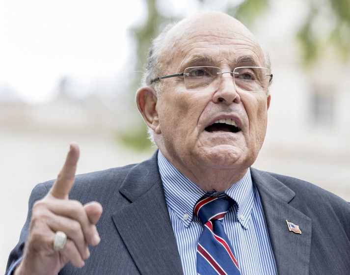 Rudy Giuliani, stendur frammi fyrir margvíslegum vandræðum vegna starfa hans fyrir Donald Trump.
