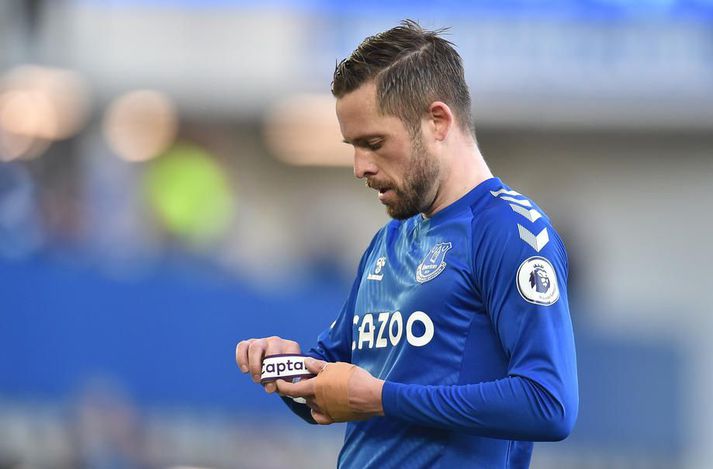 Gylfi Þór Sigurðsson með fyrirliðabandið sem hann bar oft hjá Everton á síðustu leiktíð.