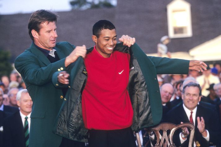 Nick Faldo klæðir Tiger Woods í græna jakkann eftir sigur Tigers á Mastersmótinu 1997.