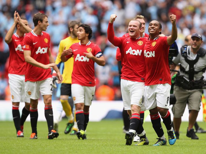 Wayne Rooney fagnar sigri í gær.