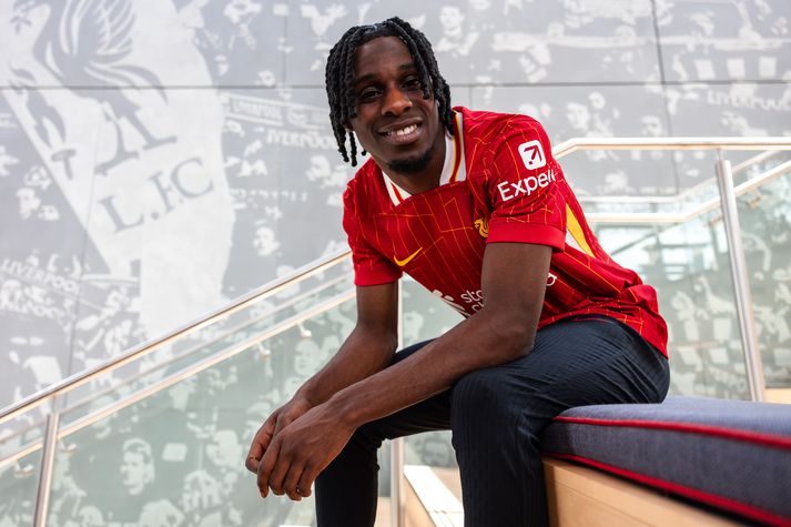 Jeremie Frimpong var í dag kynntur sem nýr leikmaður Liverpool og hér sést hann kominn í búninginn.