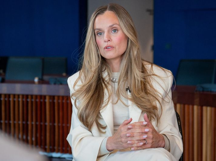 Hildur Björnsdóttir borgarstjóri fagnar athugun endurskoðunarnefndar á fjárhagsaðstoð borgarinnar. Hún segir mikilvægt að stuðningurinn renni til þeirra sem þurfa helst á honum að halda og að vinnufært fólk festist ekki í kerfinu.