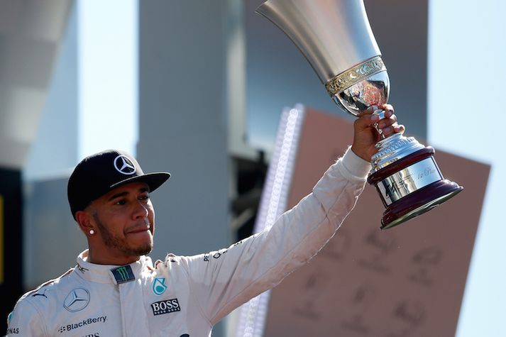 Lewis Hamilton fagnar á verðlaunapallinum.