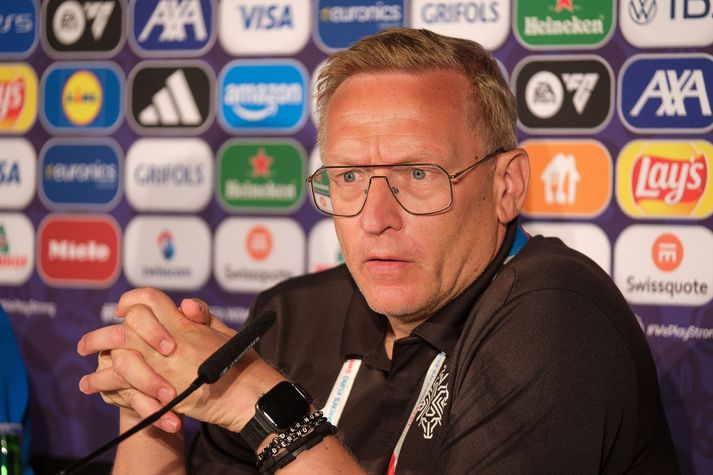 Þorsteinn Halldórsson, landsliðsþjálfari Íslands situr fyrir svörum á blaðamannafundi dagsins ásamt Ingibjörgu Sigurðardóttur, leikmanni íslenska kvennalandsliðsins.