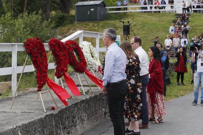 Frá minningarathöfn um fórnarlömb fjöldamorðsins í Útey árið 2019. Fremst stendur Jens Stoltenberg sem var forsætisráðherra Noregs þegar hryðjuverkin voru framin.