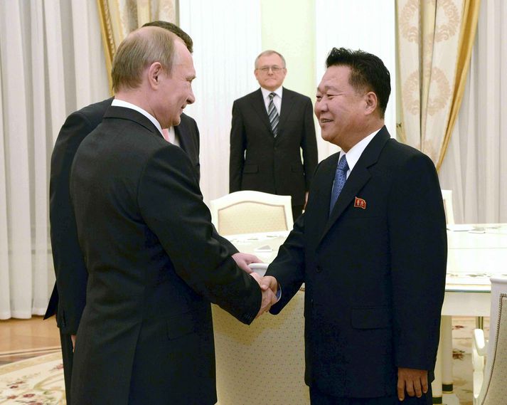 Choe Ryong Hae hitti Putin í opinberri heimsókn fyrir rétt rúmu ári síðan. Hann er núna talinn vera á samyrkjubýli.