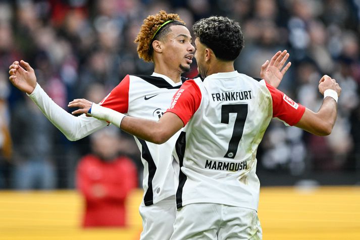 Hugo Ekitike og Omar Marmoush fagna saman marki en Eintracht Frankfurt græddi 160 milljónir evra á sölu þeirra á þessu ári eða meira en 22,8 milljarða íslenskra króna.