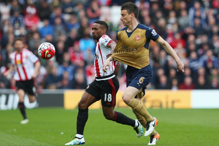 Defoe í baráttunni gegn Laurent Koscielny