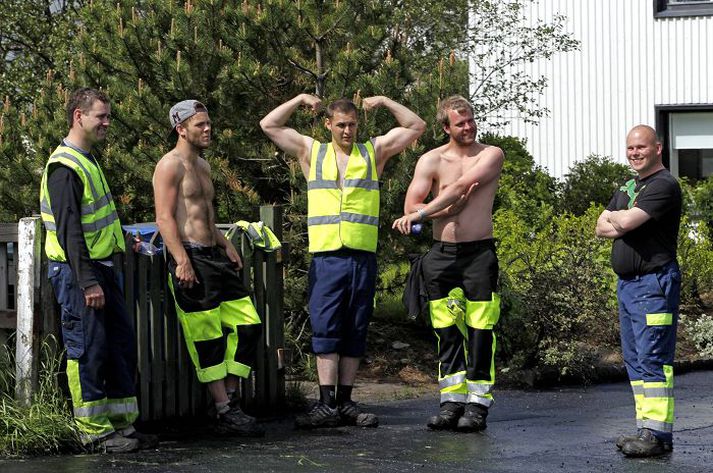 Strákarnir sem malbikuðu í Efstasundi í Reykjavík í gær byrjuðu daginn á því að bera á sig sólarvörn, enda ekki vanþörf á. Samkvæmt áætlun Reykjavíkurborgar á að malbika á 42 stöðum víðs vegar um borgina. 