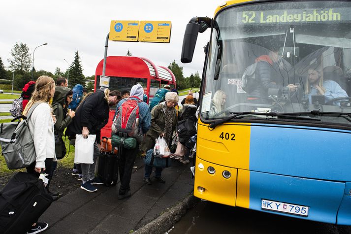 Farþegar stigu spenntir um borð í vagn númer 52. 